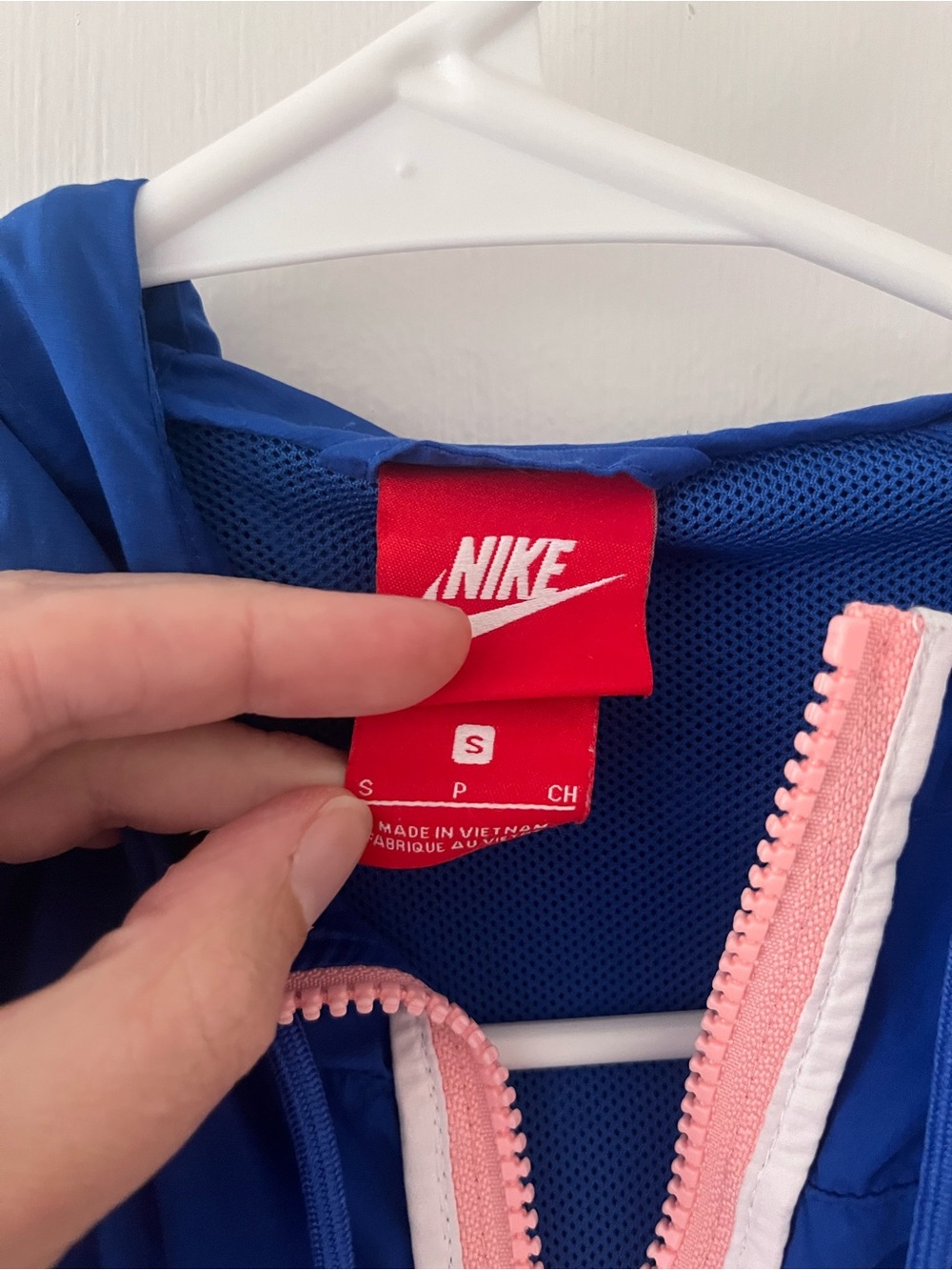 Nike Sportswear Women’s Windrunner Jacket Hoodie Bleached Coral Small 883495-697 - Picture 3 of 14